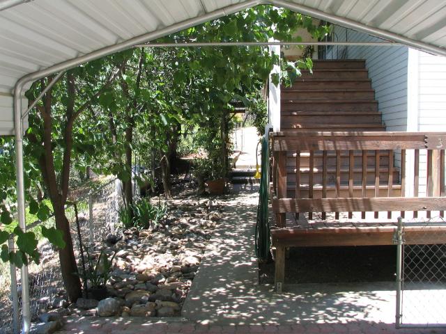 7 Covered area and stairs to front porch.JPG, 79 kB