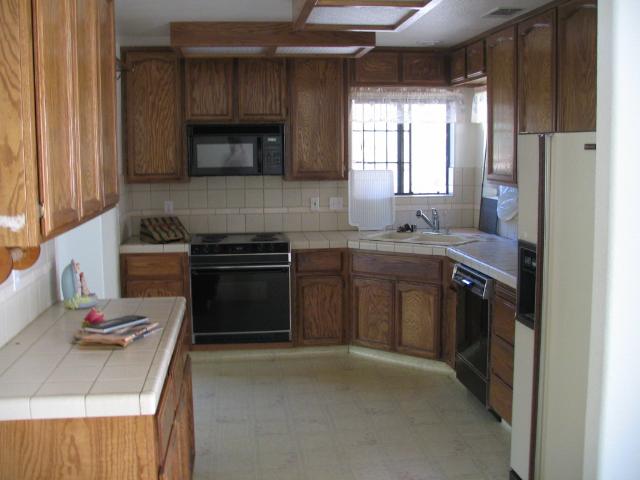 Kitchen from dining area.JPG, 37 kB