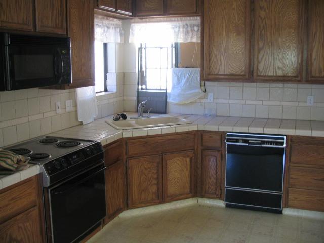 Kitchen from living room doorway.JPG, 37 kB