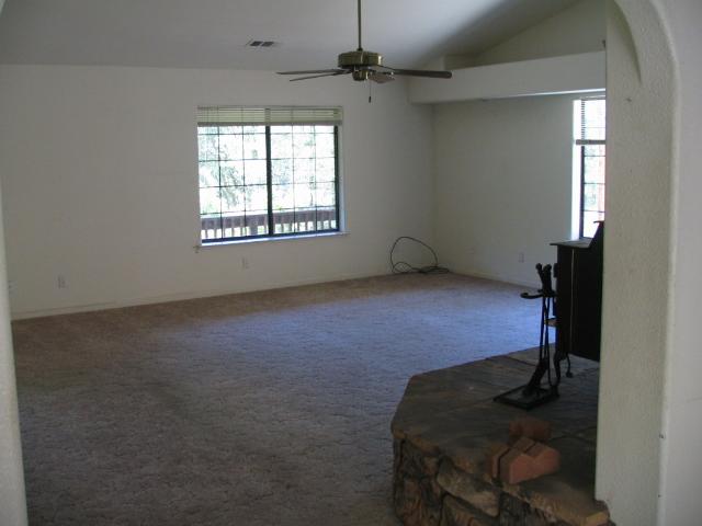 Living room from dining area doorway.JPG, 27 kB