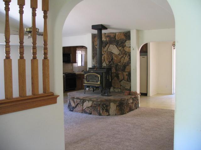 Living room from entry way.JPG, 32 kB